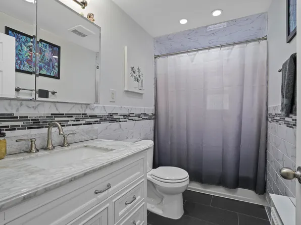 48 Gotham Avenue image 23 of 38