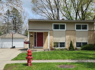 865 Panorama Dr, Milford, MI 48381