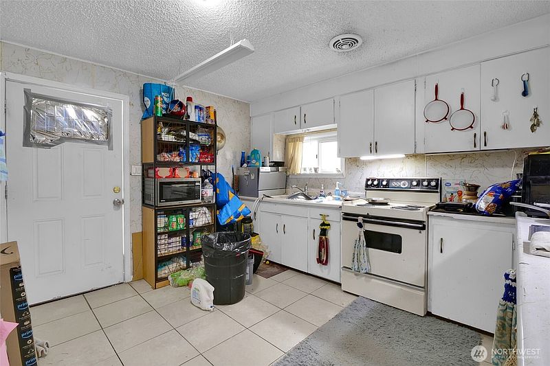 4th image of 9550 Maple Drive NE