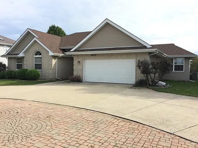 24131 W Douglas Dr photo 1