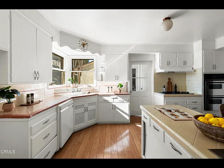 1563 Valencia Ave — Photo 5