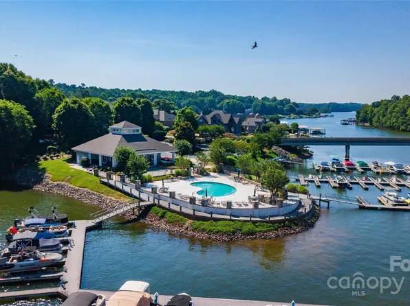 137 E Tattersall Dr, Statesville, NC 28677