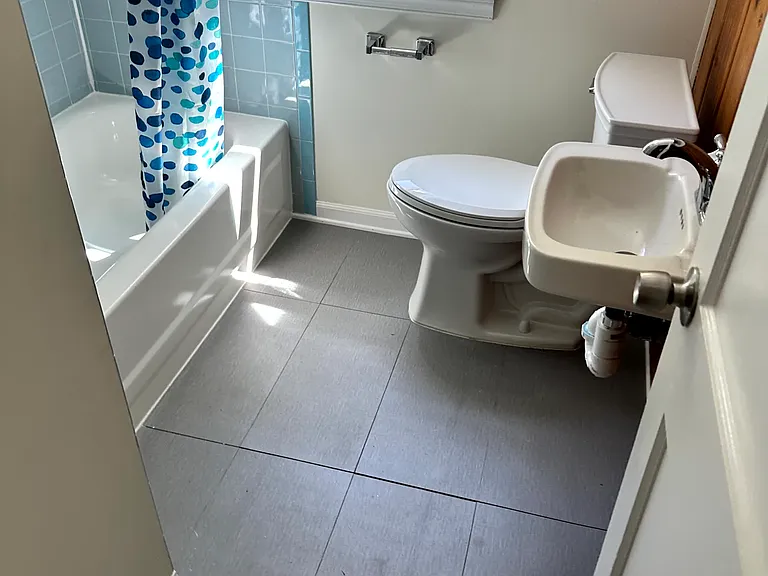 Full bath upstairs
