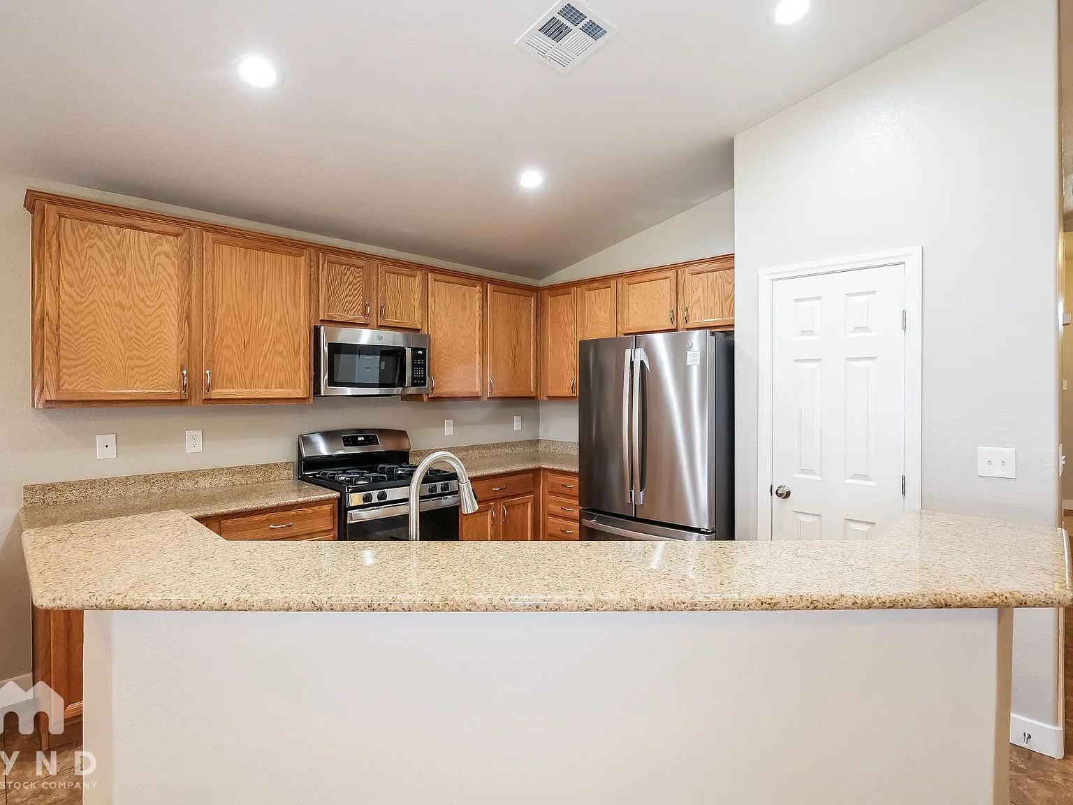 3 bed, 2.0 bath, 1650 sqft, $2,005 — Photo 2