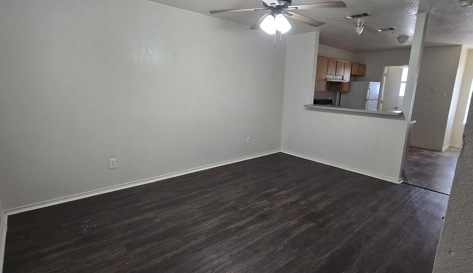 2 bed, 1.5 bath, 886 sqft, $950 — Photo 3