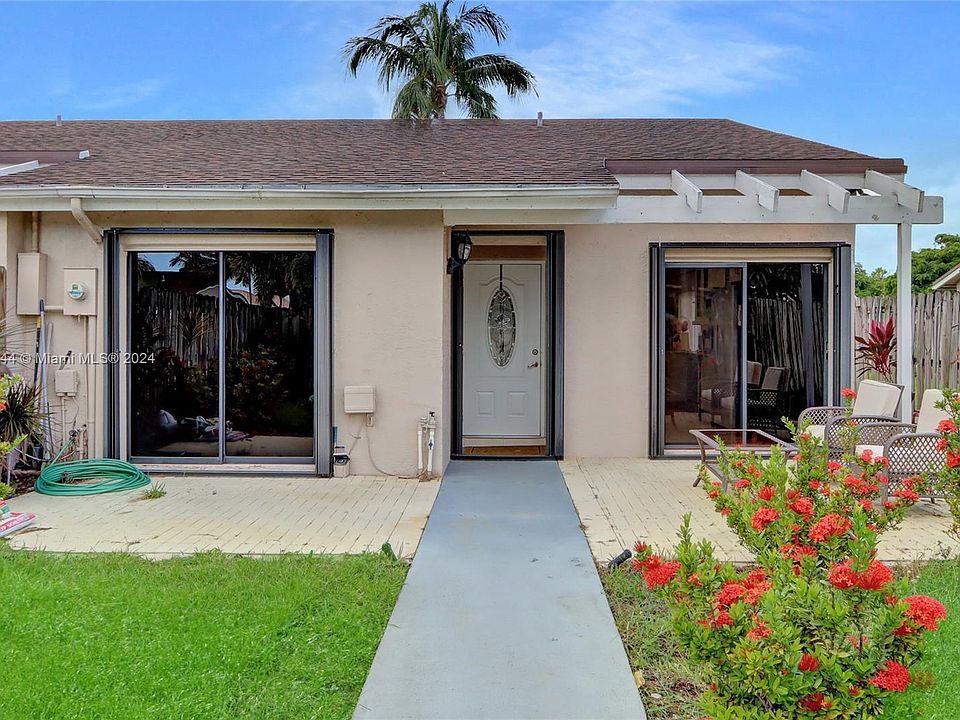 1st image of 5045 E Lakes Dr