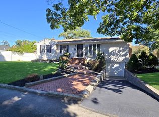 39 Anna St, Bay Shore, NY 11706