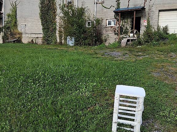 4th image of 632 Valley St