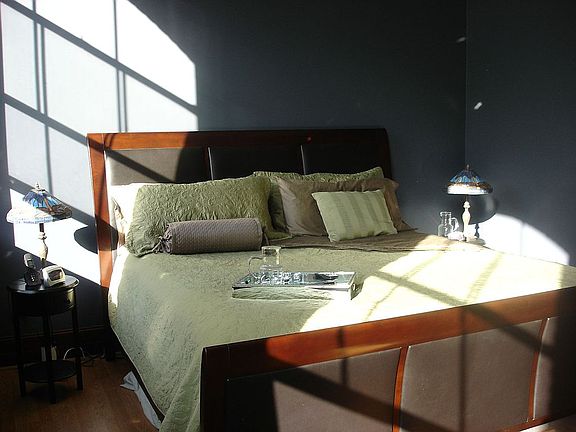 Large Masterbedroom with 12' Ceilings