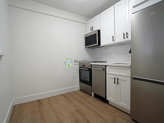 3rd image of 745 E 6th St APT 4