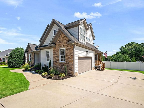 2nd image of 106 Grahamridge Ln