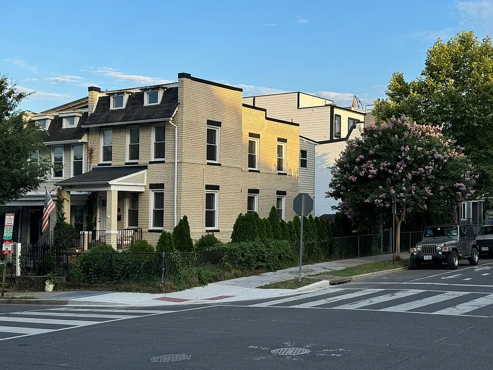 301 V St NE #B