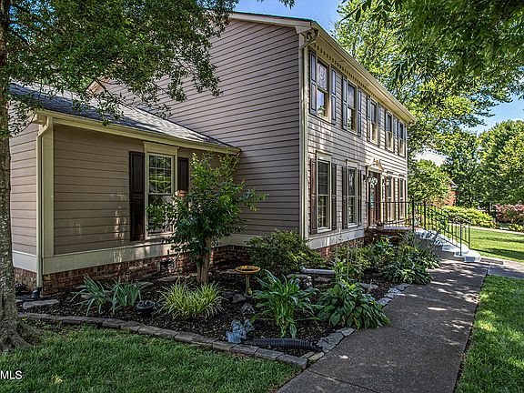 3rd image of 608 Woodedge Ln