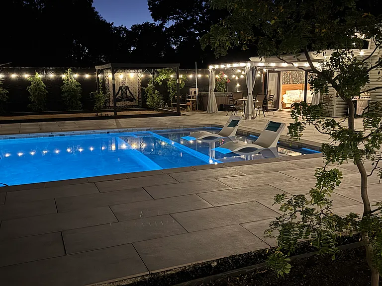 881 Hawthorne Dr — Photo 1