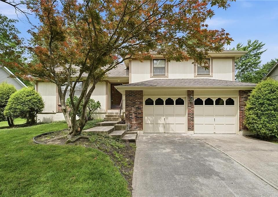1st image of 302 NE Noeleen Ln