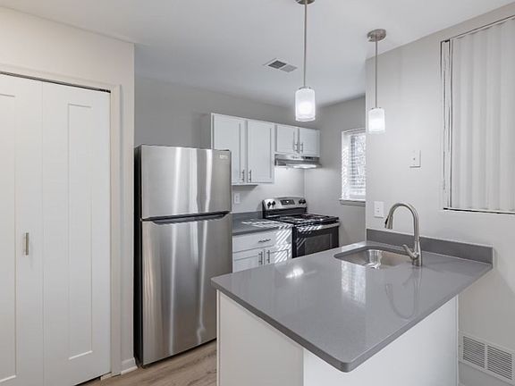 4th image of 620 S Center St #45