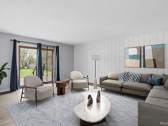 3rd image of 1028 Carlton Dr