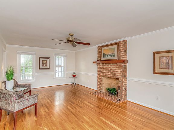5th image of 219 Woodfield Dr