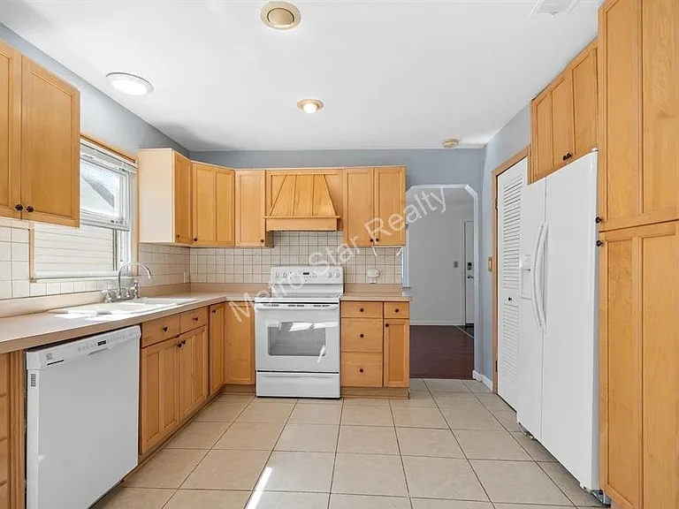 23084 Pilgrim Ave — Photo 7