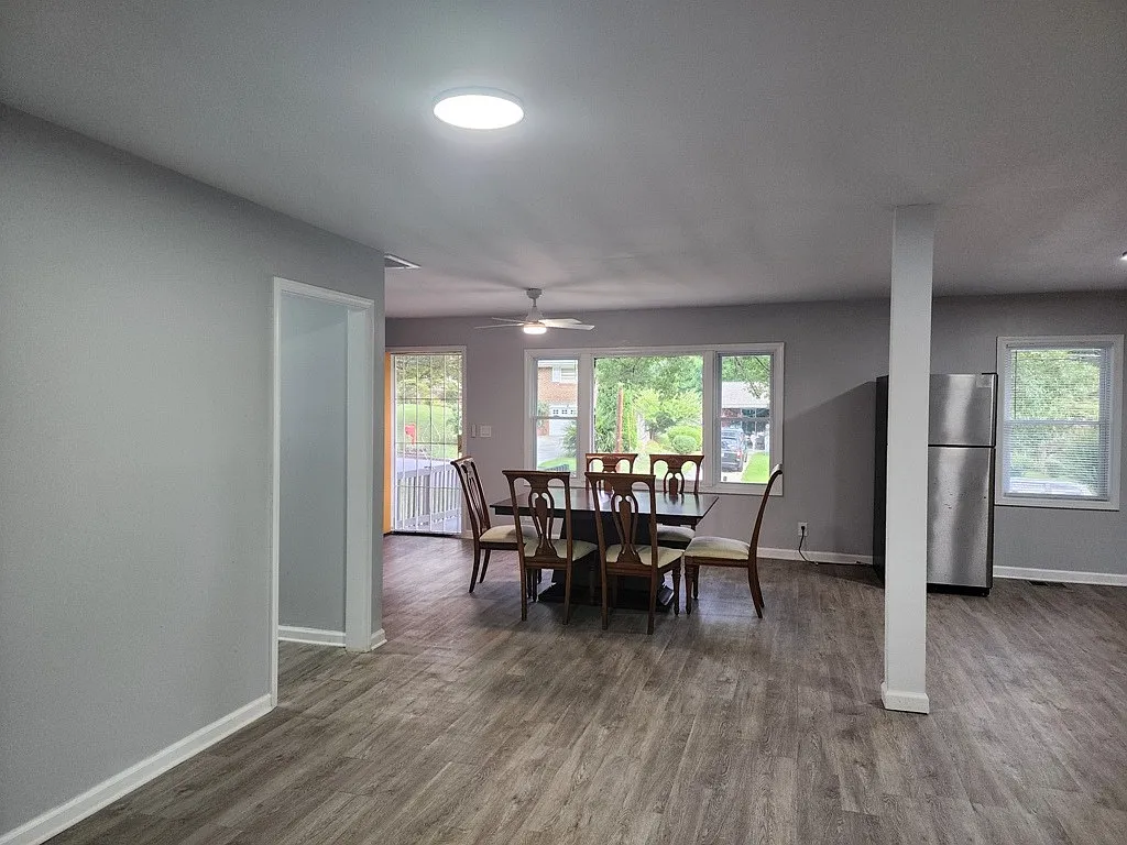 Building Photo - 433 Oakside Dr SW