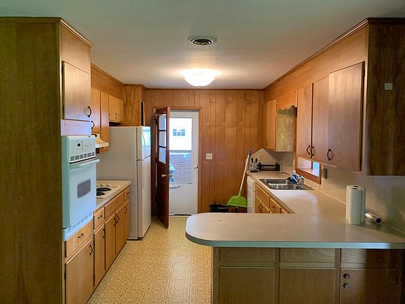3rd image of 260 Overland Dr