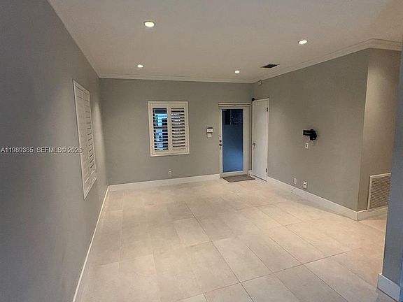 5th image of 820 SW 26th St