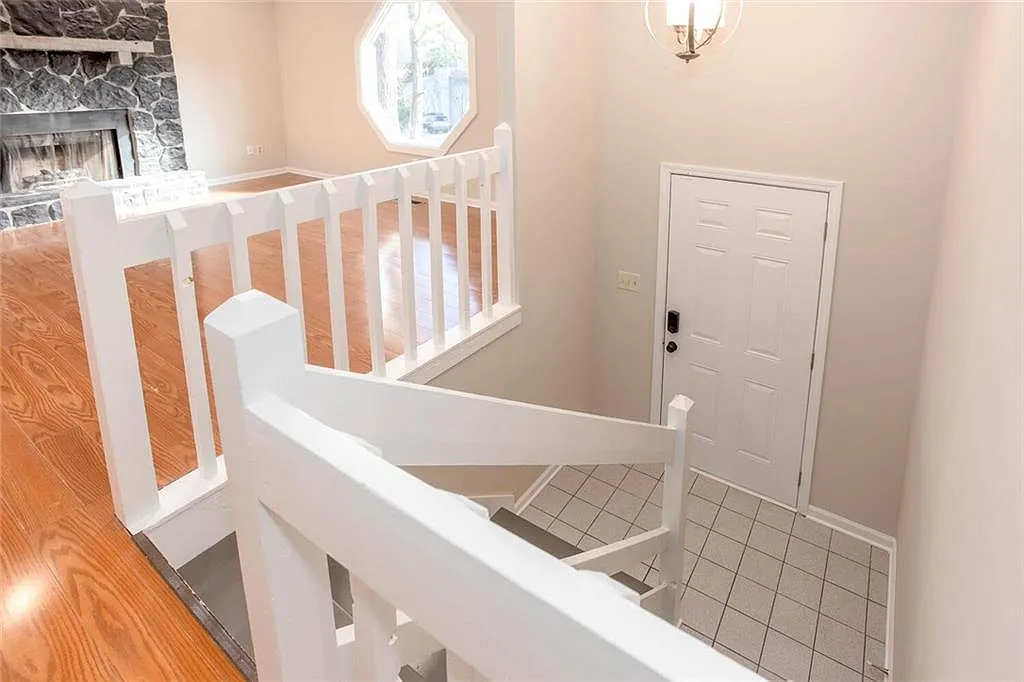 4 bed, 2.0 bath, 2128 sqft, $2,350 — Photo 2