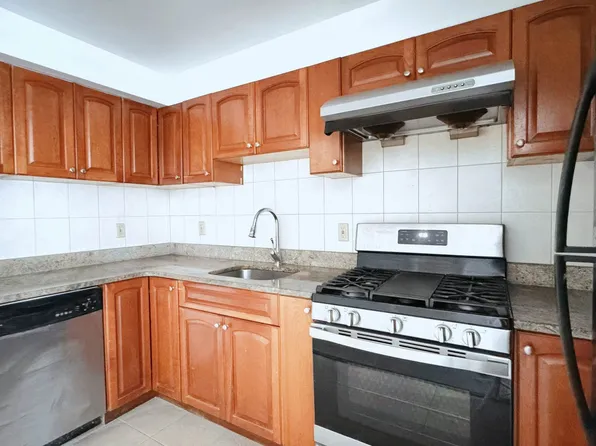 64-34 Grand Cent Parkway image 5 of 25