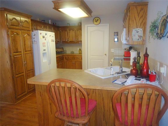 5th image of 992 Holly Dr