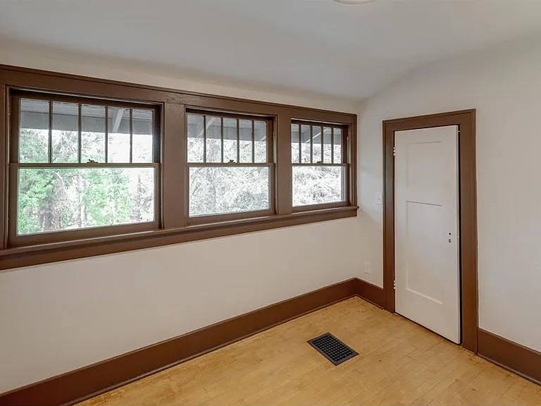 215 Chippewa St — Photo 10