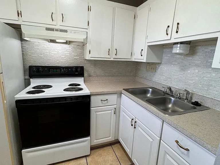 Parklane Apartments — Photo 9
