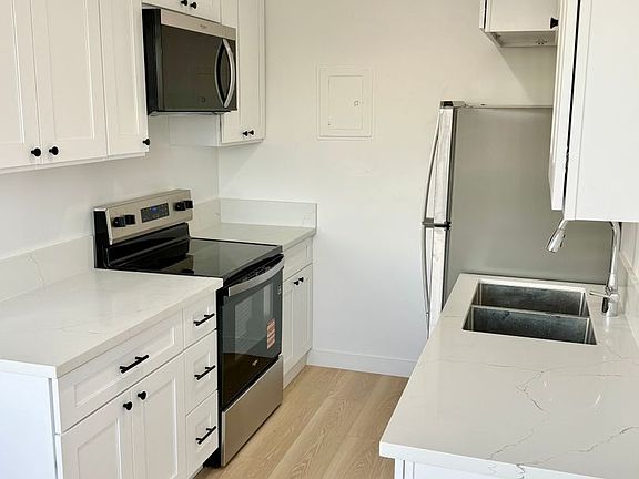 5th image of 1436 Loma Dr #1