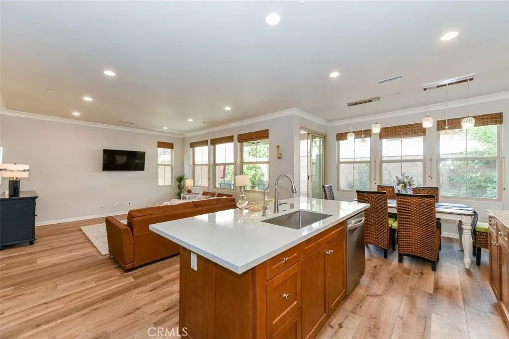 3 bed, 2.5 bath, 1654 sqft, $5,250 — Photo 2