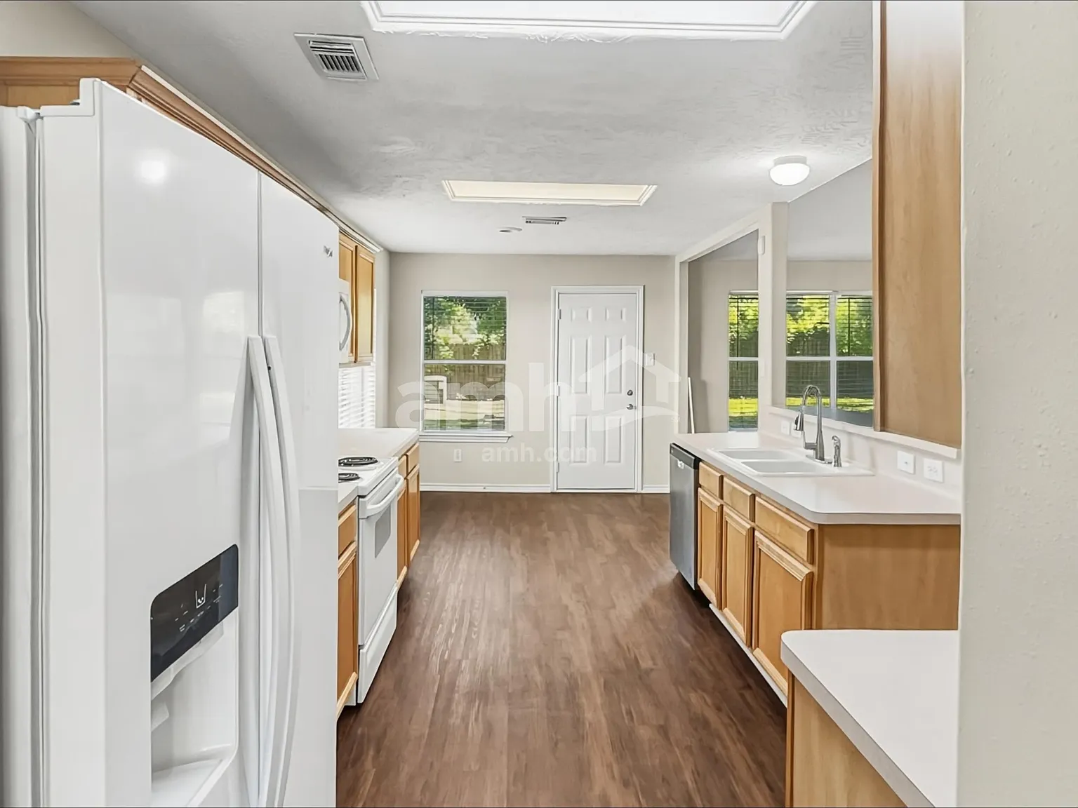 3 bed, 2.5 bath, 2198 sqft, $1,995 — Photo 4