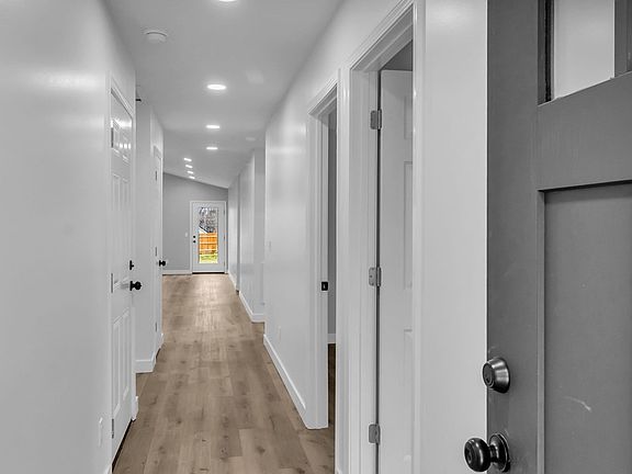 4th image of 38 Warren St