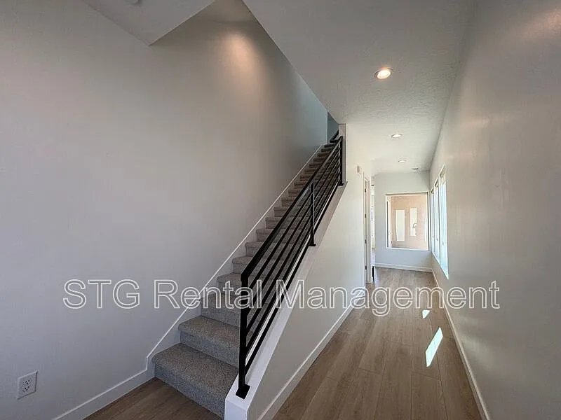 3 bed, 2.5 bath, 2340 sqft, $2,500 — Photo 4