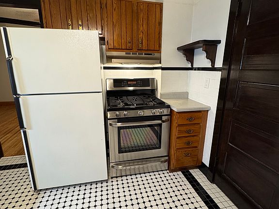 Kitchen w/close up of stove and fridge