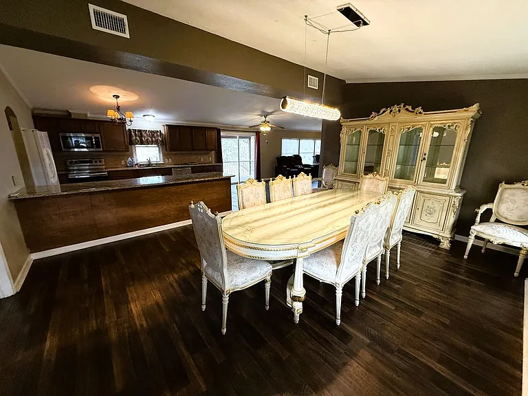 212 Thornton Ln — Photo 4