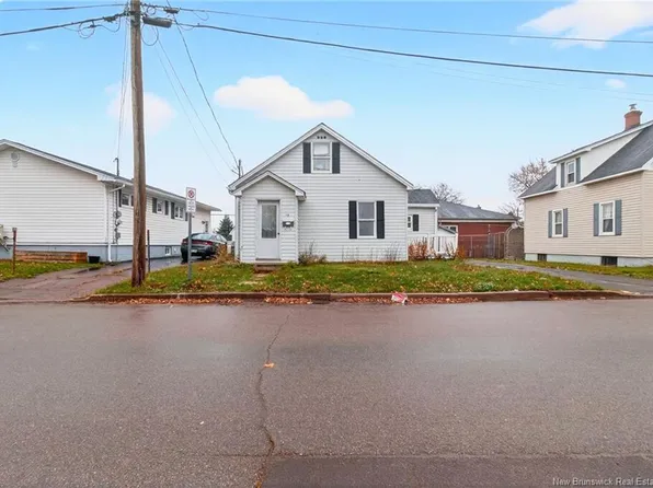 12 Ash St, Moncton, NB E1C 3M8