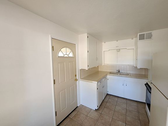 5th image of 922 S Farmer Ave