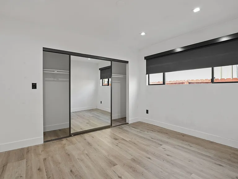 955 N Oxford Ave — Photo 18