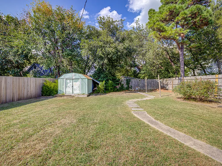 913 E Comanche St — Photo 16