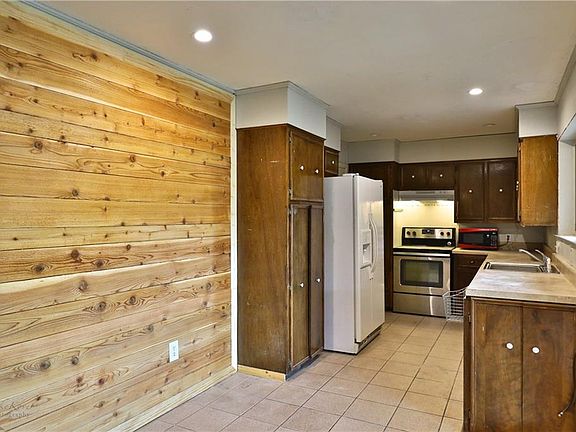 4th image of 2718 S 40th St