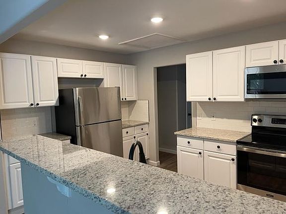 3rd image of 523 NE 19th St