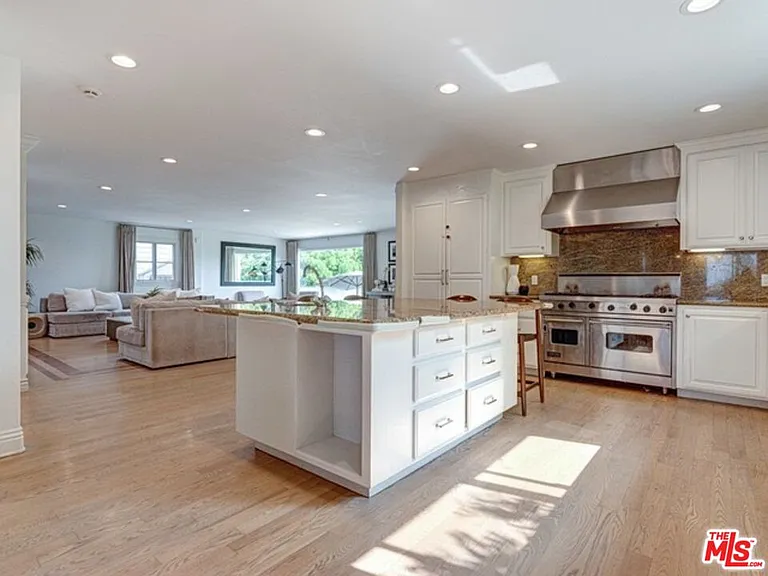 7908 W 81st St — Photo 16