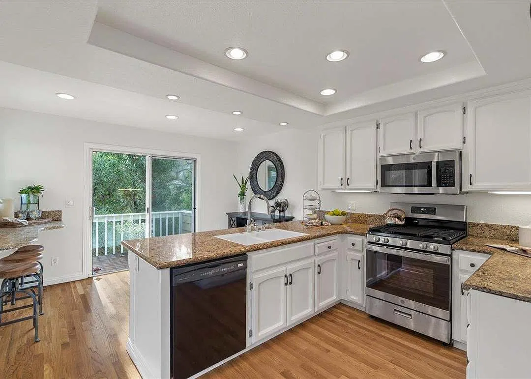 3 bed, 2.5 bath, 1502 sqft, $4,350 — Photo 2