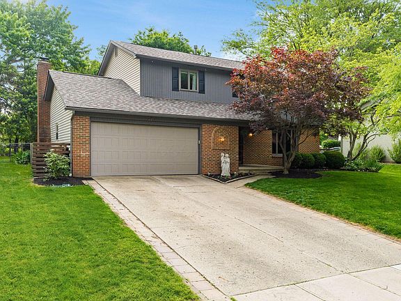 3rd image of 27 Nicole Dr
