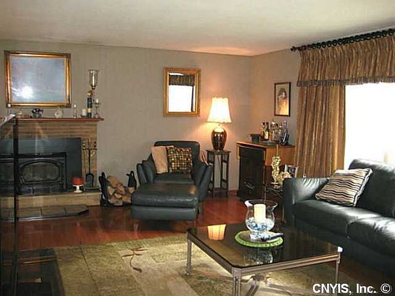 3rd image of 104 Margo Ln