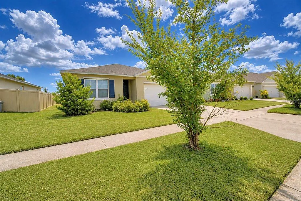 4 bed, 2.0 bath, 1828 sqft, $2,300 — Photo 2