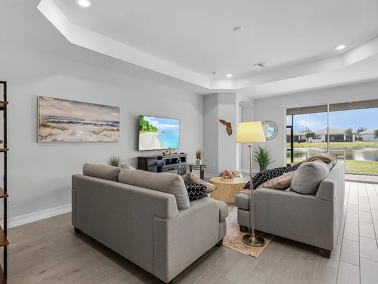 425 Coral Reef Pl — Photo 5